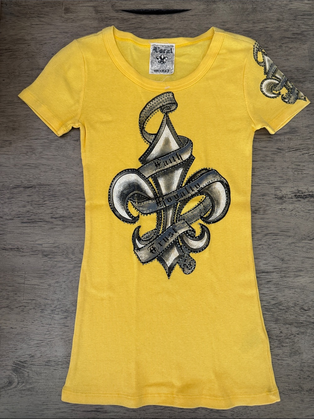 New Vocal Apparel women’s crystal yellow faith fleur de lis shirt size small s